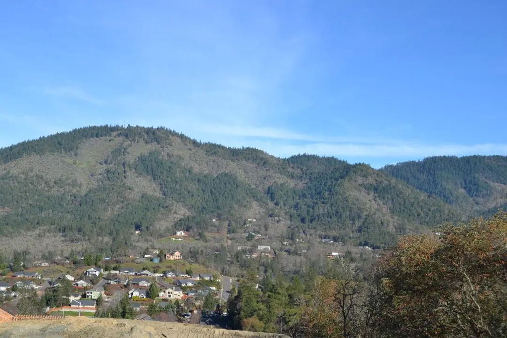 1010 Se Smith Hill Lane, Grants Pass