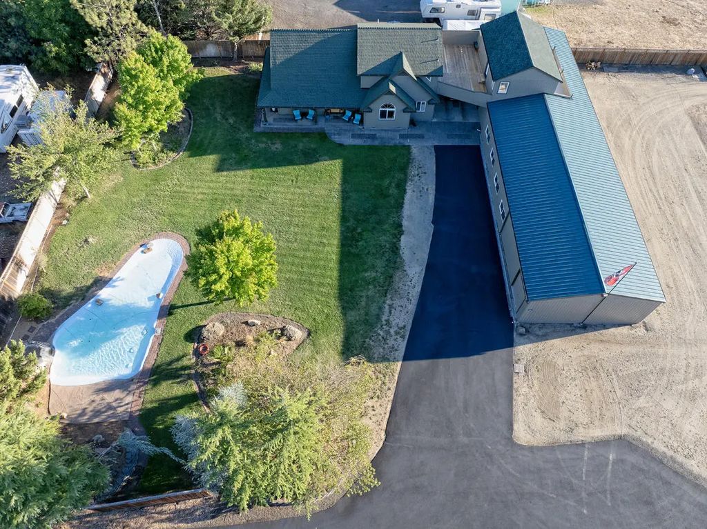 536 Rogue Air Drive, Shady Cove