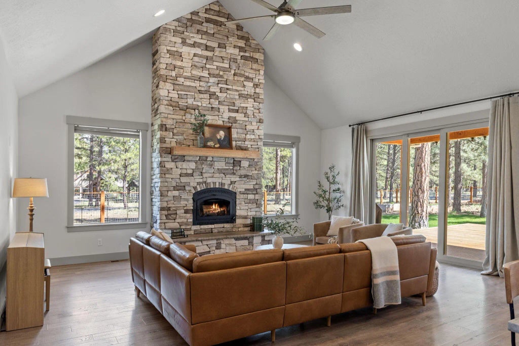 69270 Lariat, Sisters