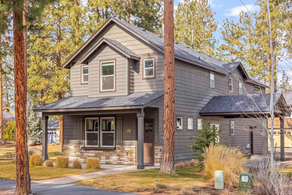 952 E Timber Pine Drive, Sisters