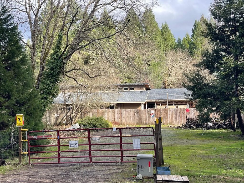 411 S Old Stage Road, Cave Junction