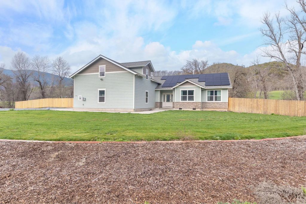 707 Wards Creek Road, Rogue River