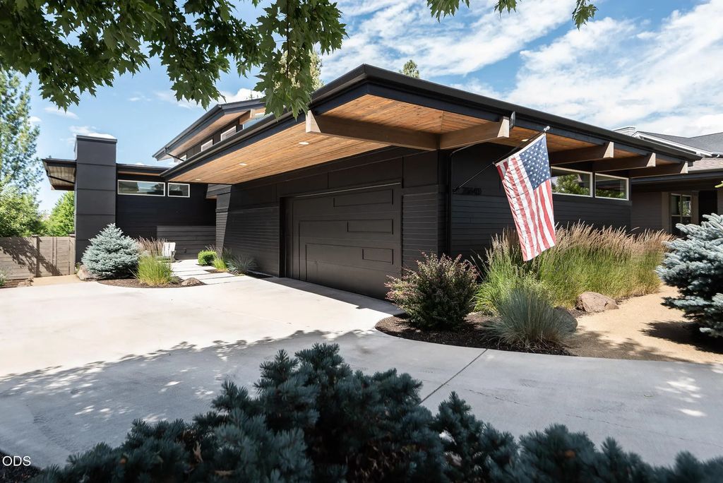 20640 Cougar Peak Drive, Bend
