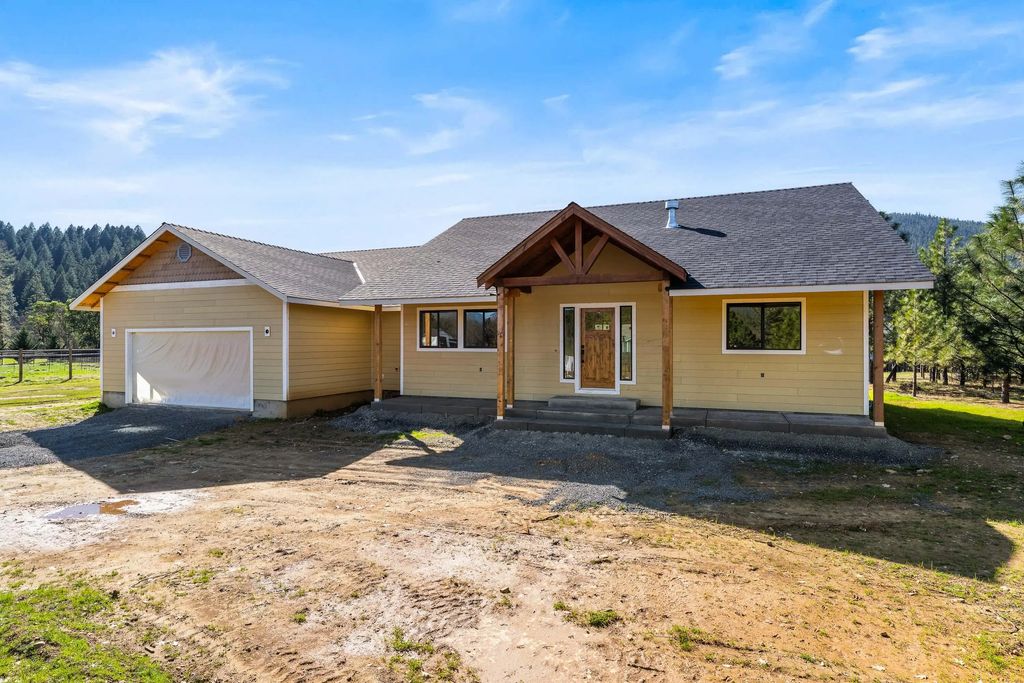 587 E Forks Circle, Cave Junction