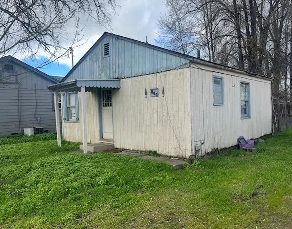844 W Stewart Avenue, Medford