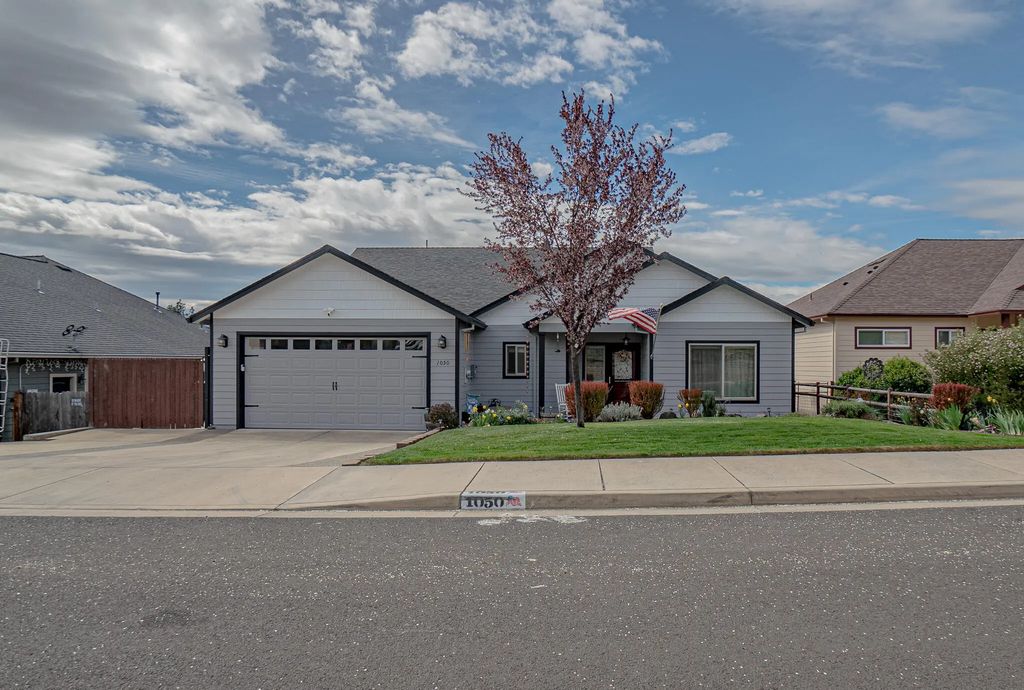 1050 Azure Way, Eagle Point