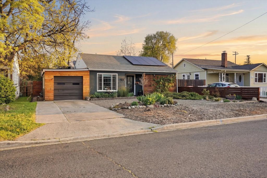 917 Grant Avenue, Medford