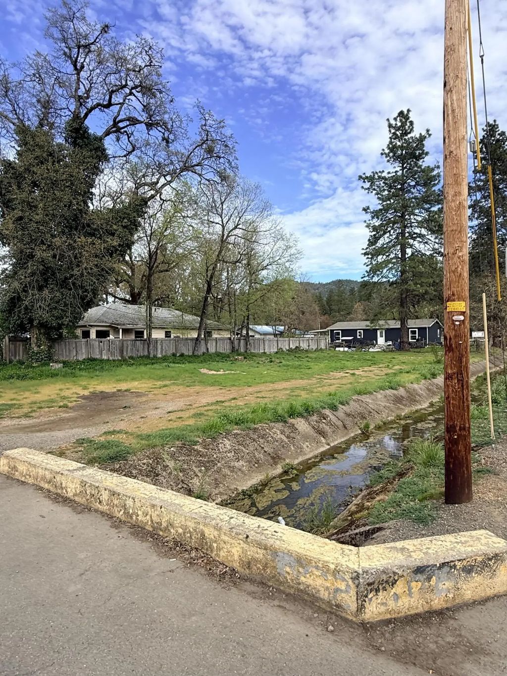 237 S Caves Avenue, Cave Junction