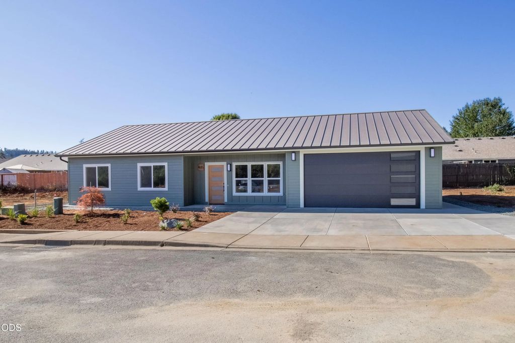 405 Cece Lane, Cave Junction