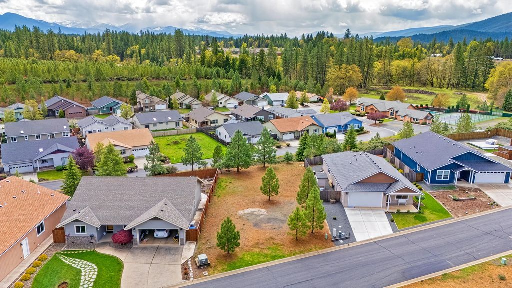 320 Cedar Ridge Drive, Cave Junction