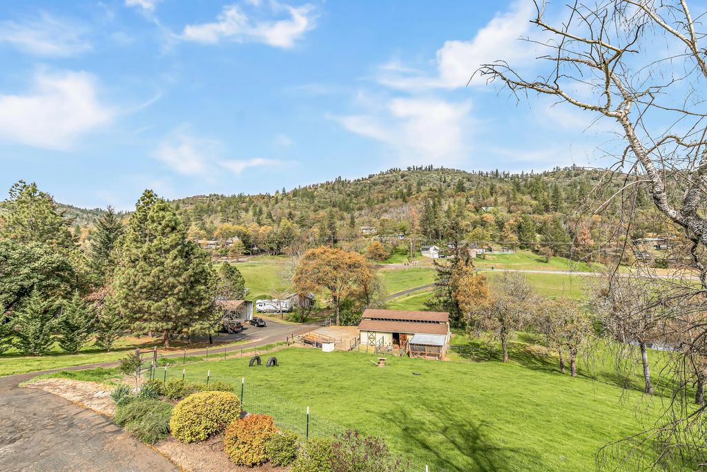 4131 W Griffin Creek Road, Medford