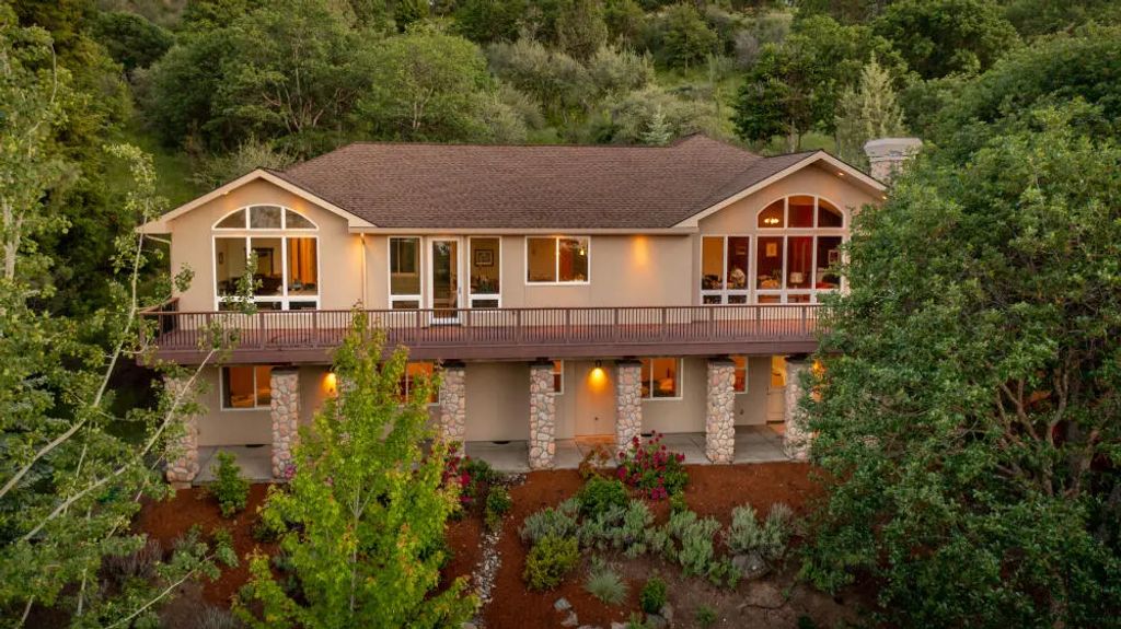 6586 Coopers Hawk Road, Klamath Falls