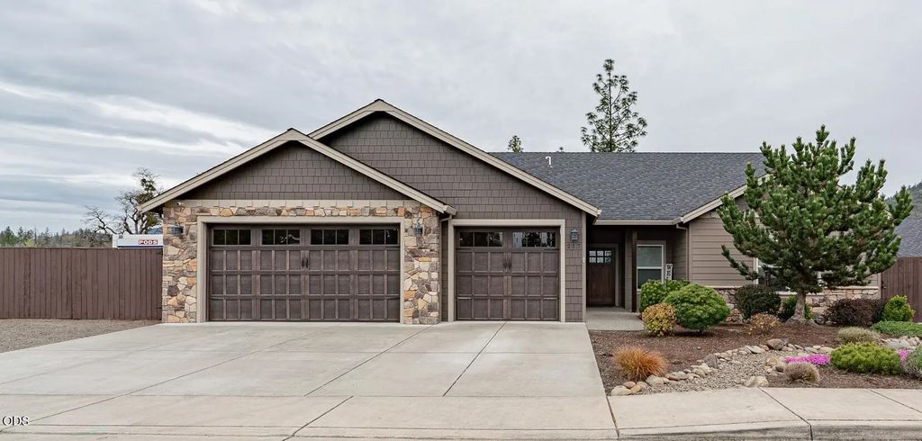 217 White Oak Way, Shady Cove