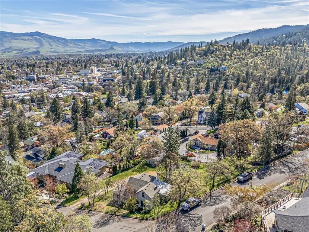 166 Nob Hill Street, Ashland