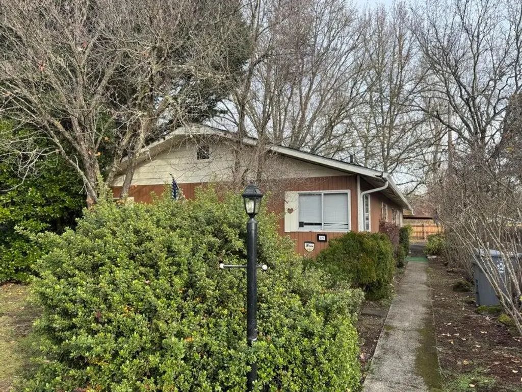 225 Sw Westholm Avenue, Grants Pass