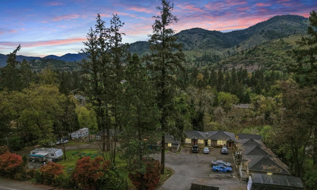 4600 Rogue River Highway, Grants Pass