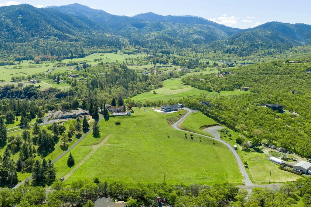 4077 Pioneer Road ., Medford