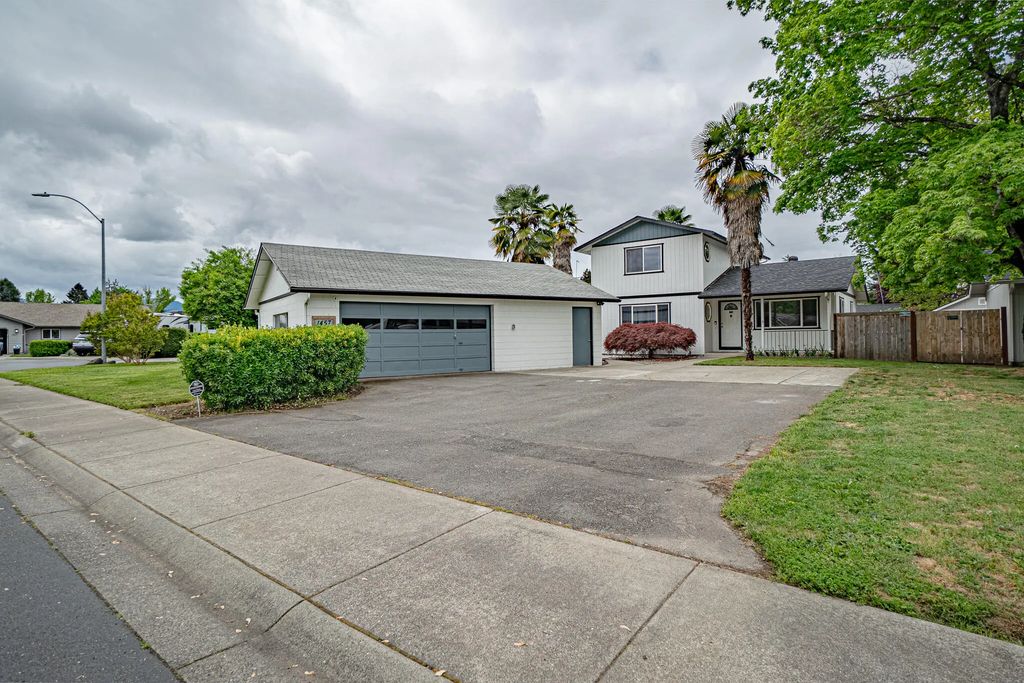 1457 Sw Silver Maple Way, Grants Pass