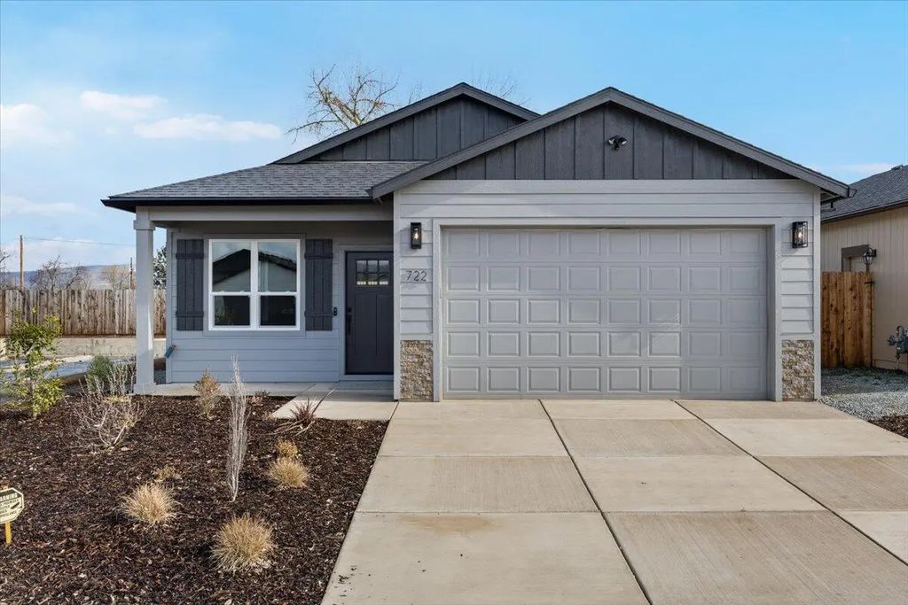 734 Dahl Place 16, Medford