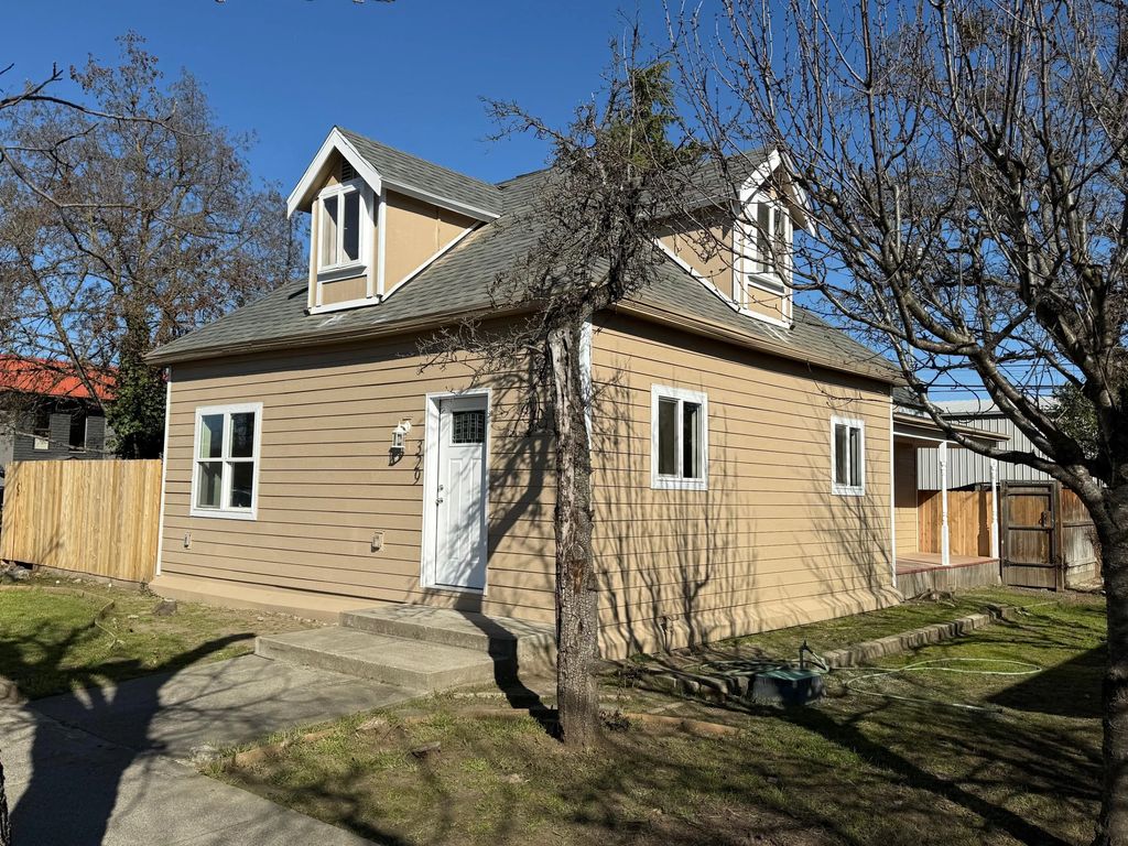329 S Grape Street, Medford