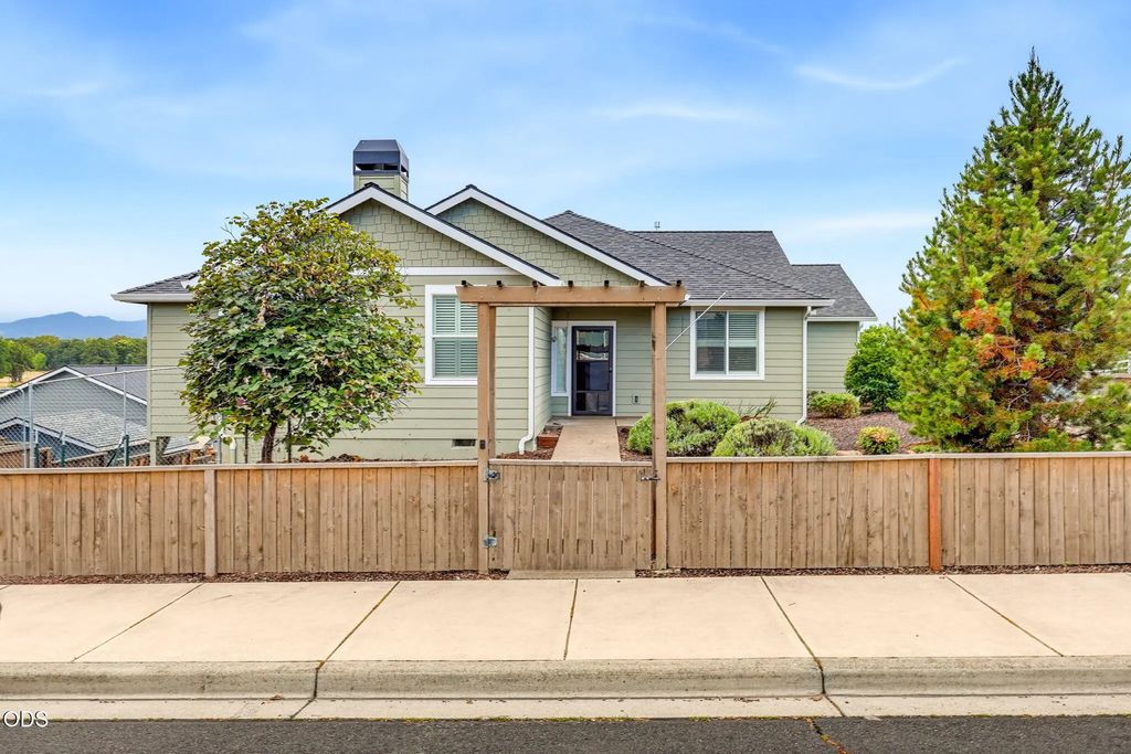 417 Echo Way, Eagle Point