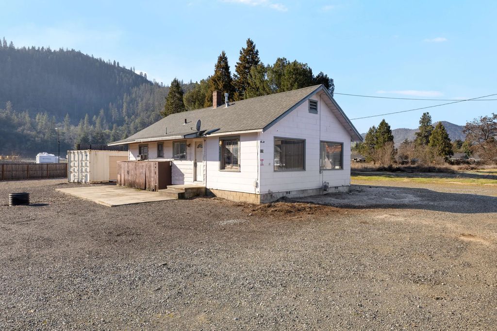 175 Rogue River Highway, Gold Hill