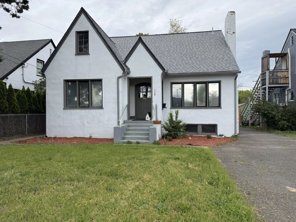 1128 W Main Street, Medford