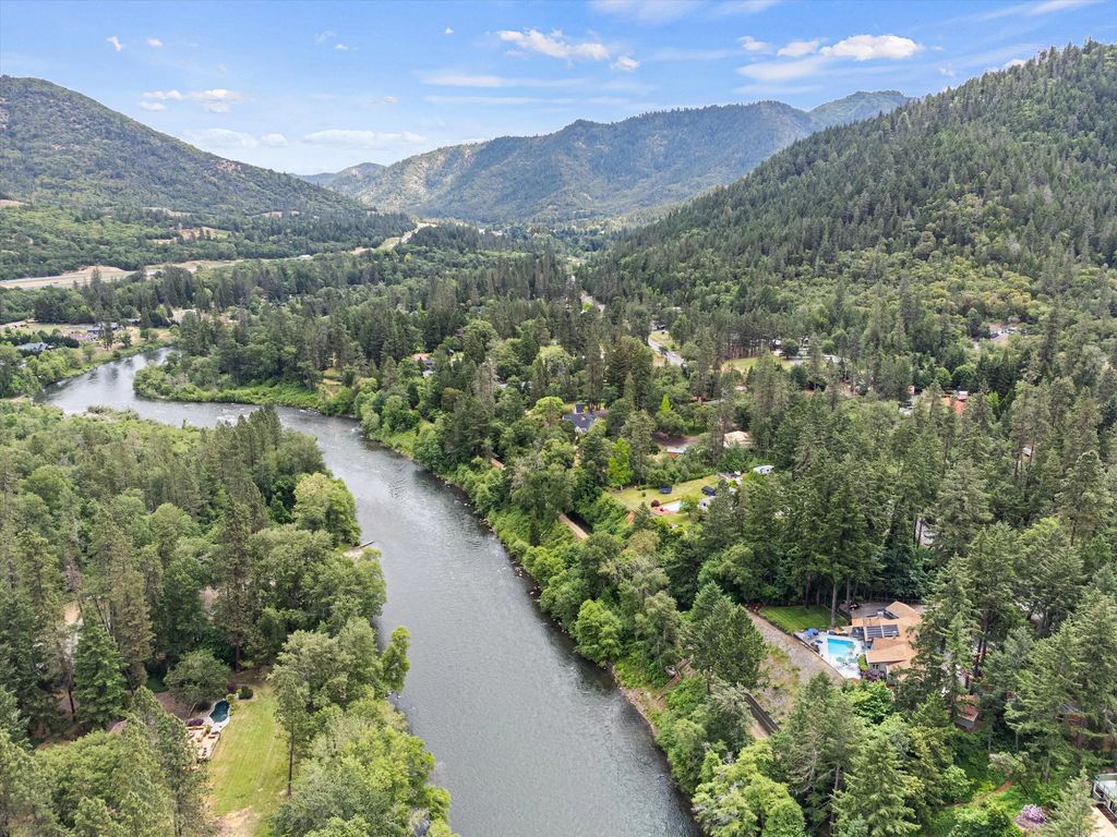 4990 Rogue River Highway, Grants Pass
