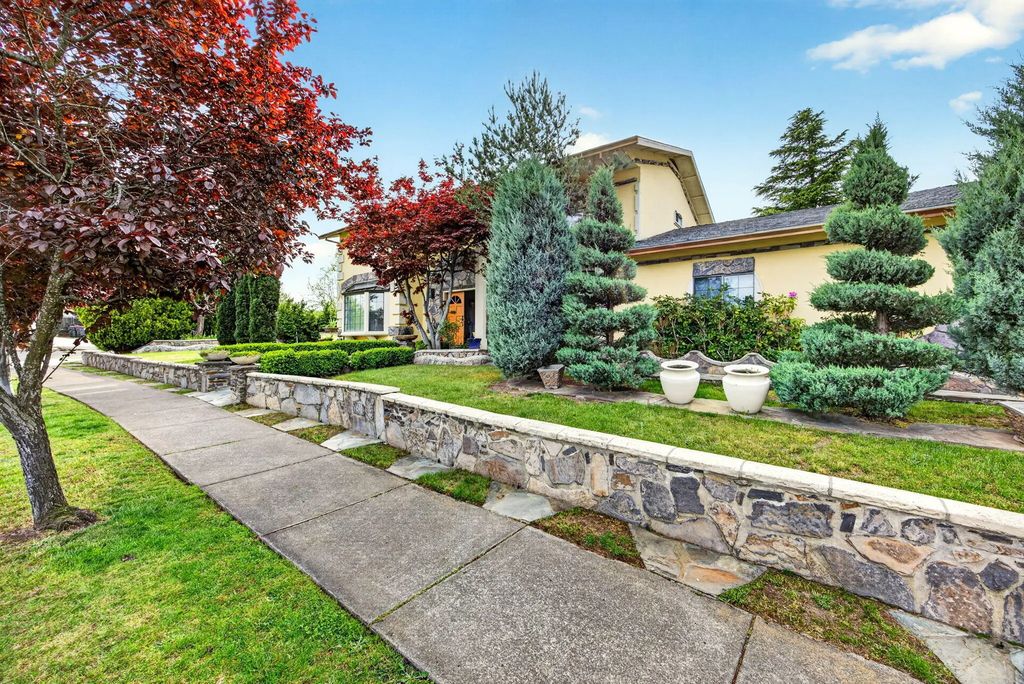 1082 La Loma Drive, Medford