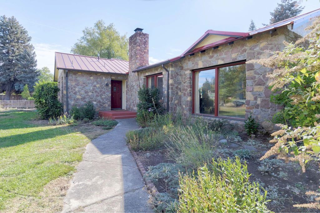 547 Oakdale Drive, Medford