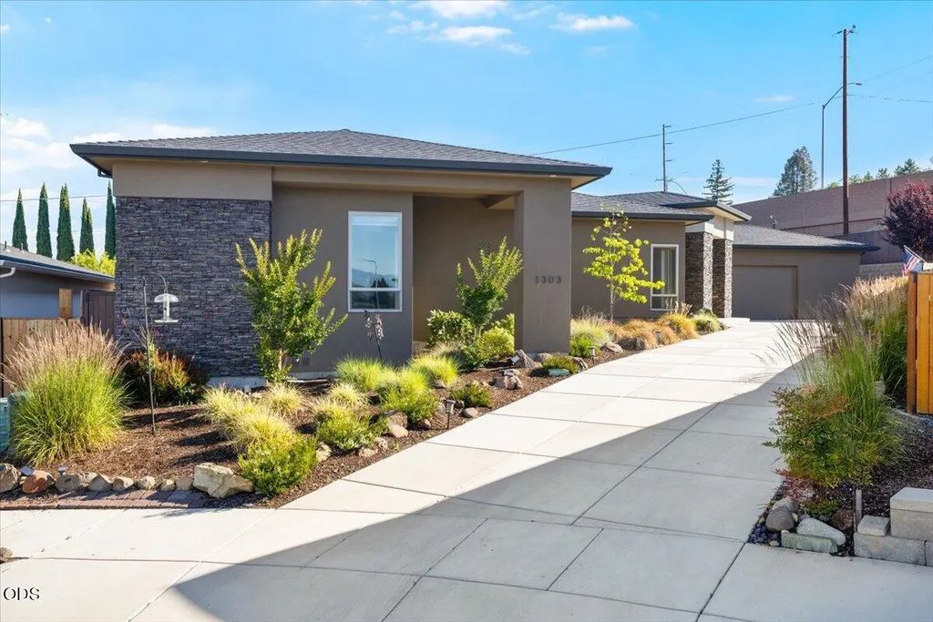3303 Sky Way, Medford