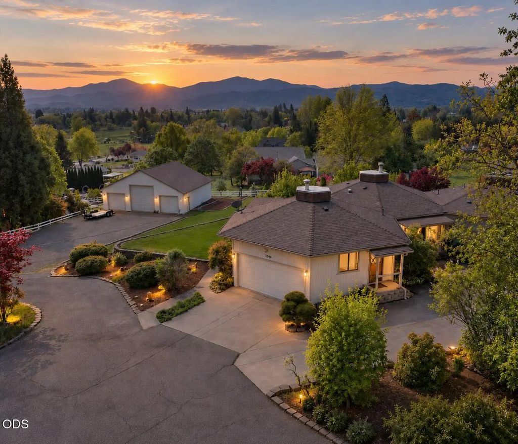2340 Hillside Drive, Central Point