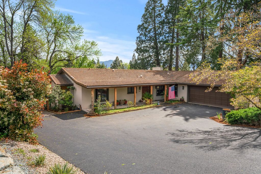 157 Littrell Drive, Medford