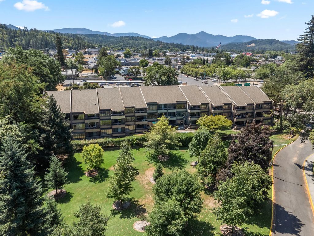 115 Rogue River Highway Apt 307, Grants Pass