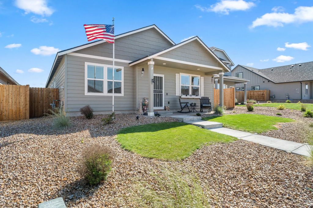 3734 Sw Lava Place, Redmond