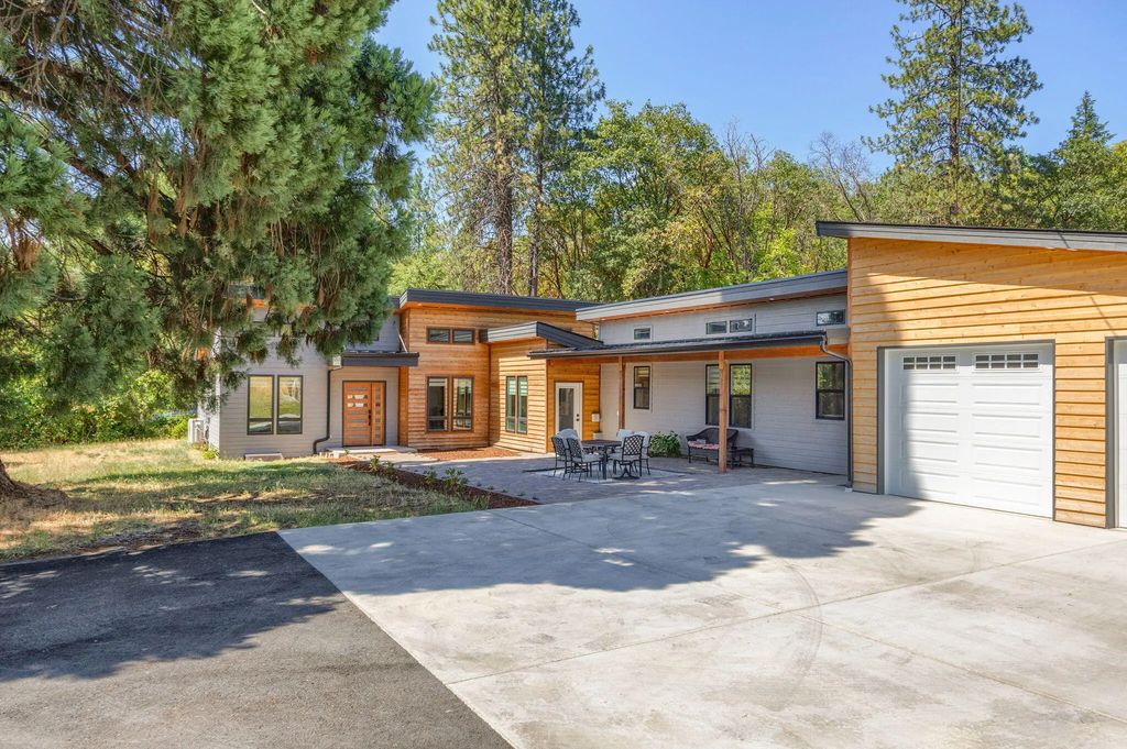 4235 Highland Avenue, Grants Pass