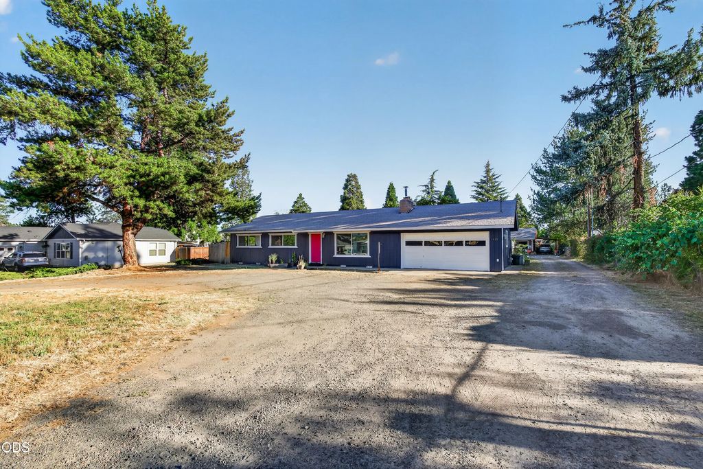 2425 E Mcandrews Road, Medford
