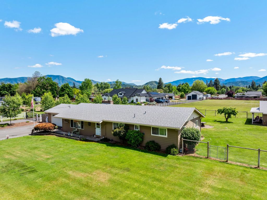2821 S River Road, Grants Pass