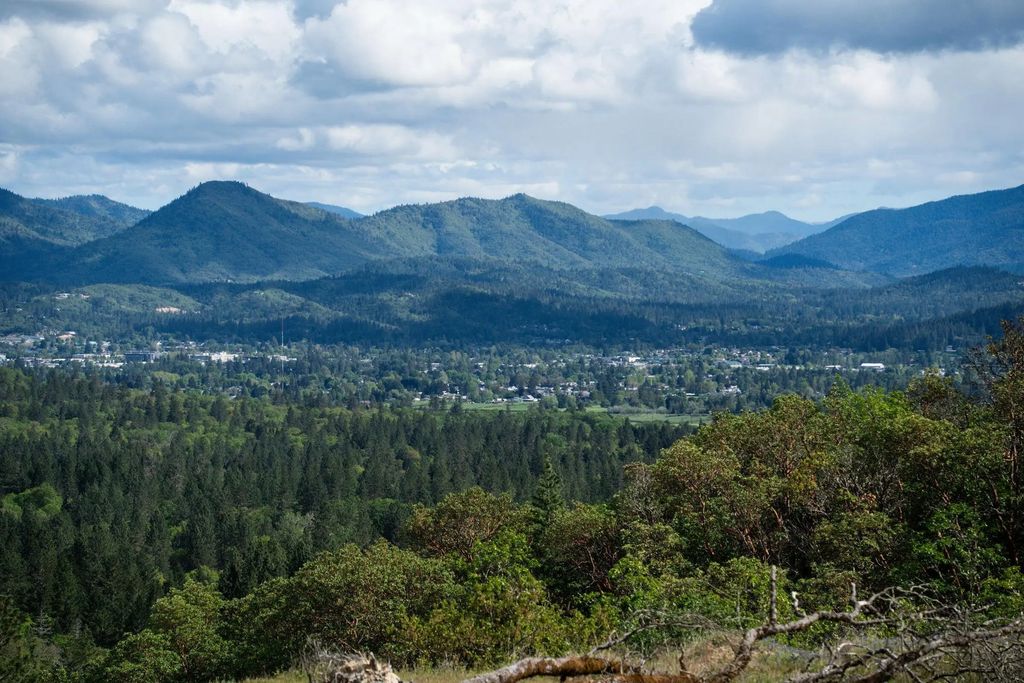 250 Adams Way, Grants Pass