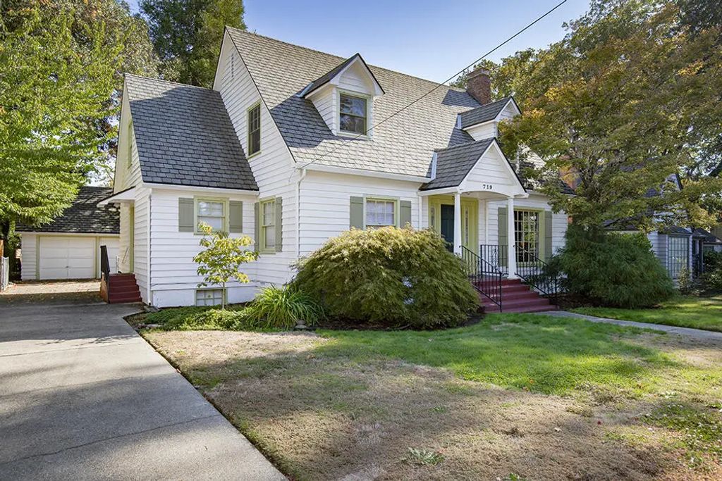 719 Nw 3rd Street, Grants Pass