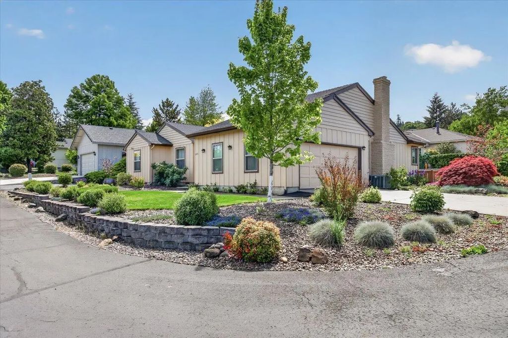 2458 Republic Way, Medford