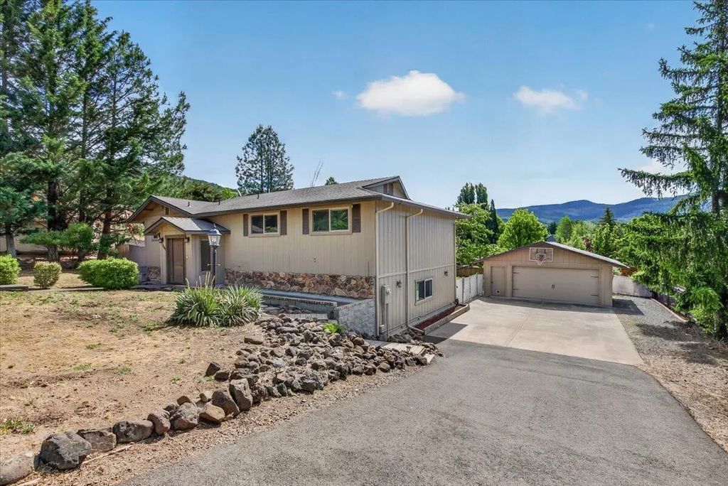 1568 Angelcrest Drive, Medford