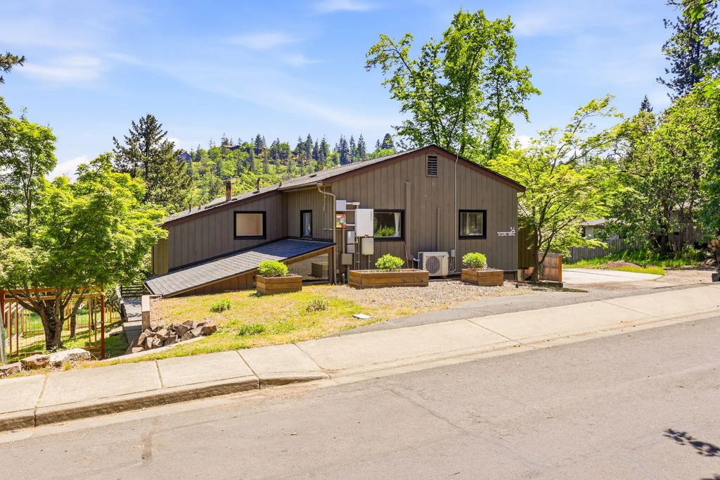 34 Scenic Drive, Ashland