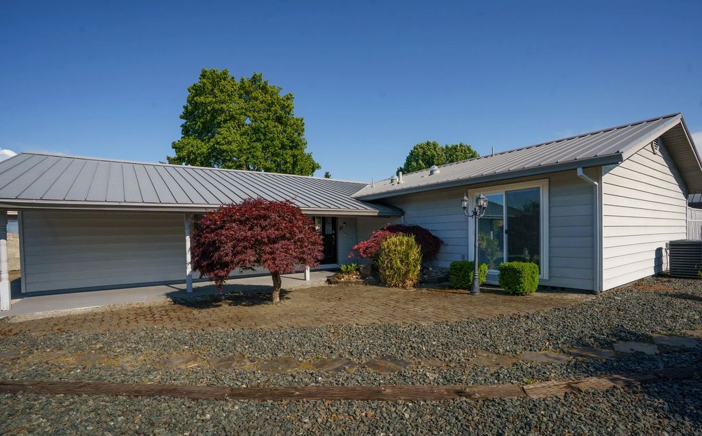 604 Hemlock Avenue, Central Point
