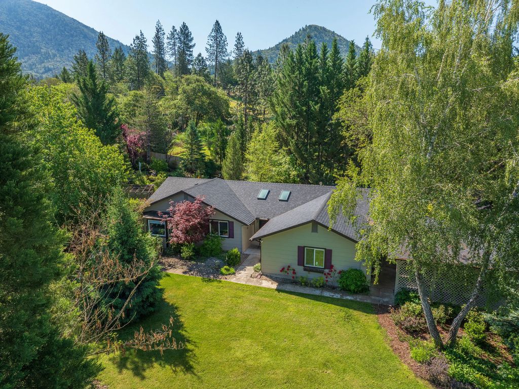 345 Ponderosa Lane, Grants Pass