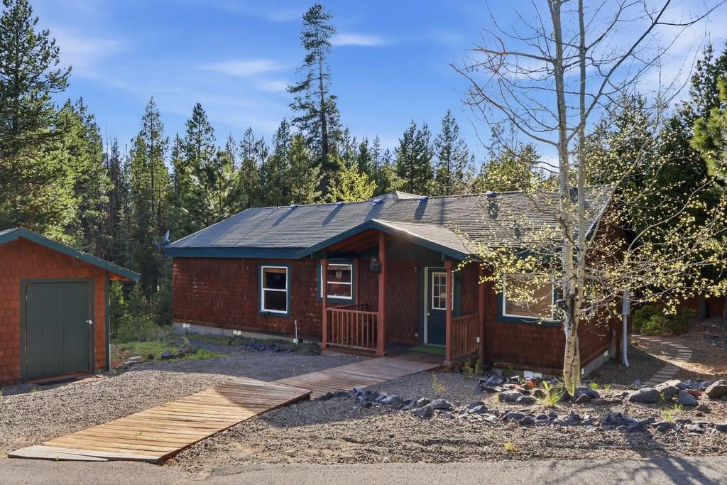 19140 Springfield Court, Crescent Lake
