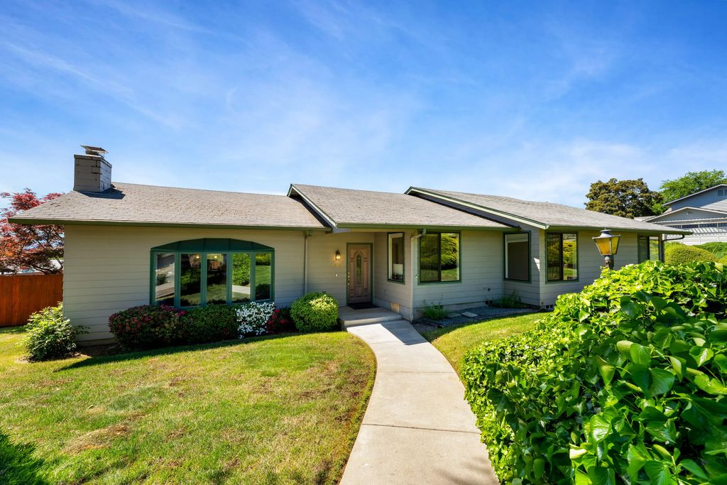 440 Ne Royal Drive, Grants Pass
