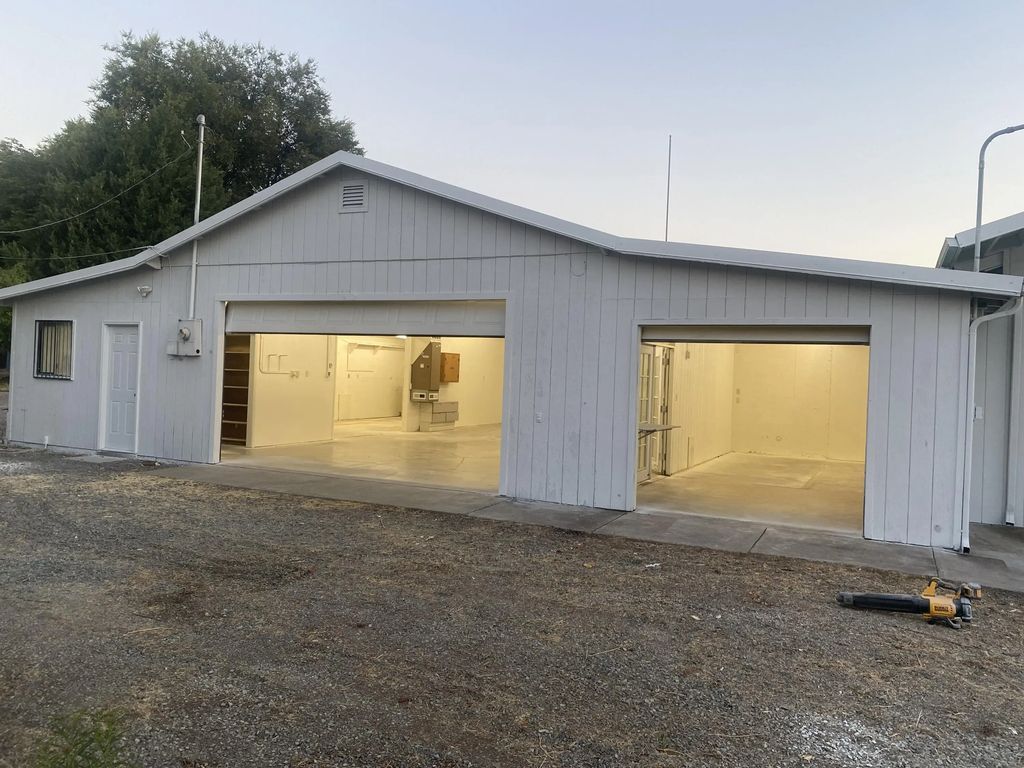 114 N Ross Lane, Medford