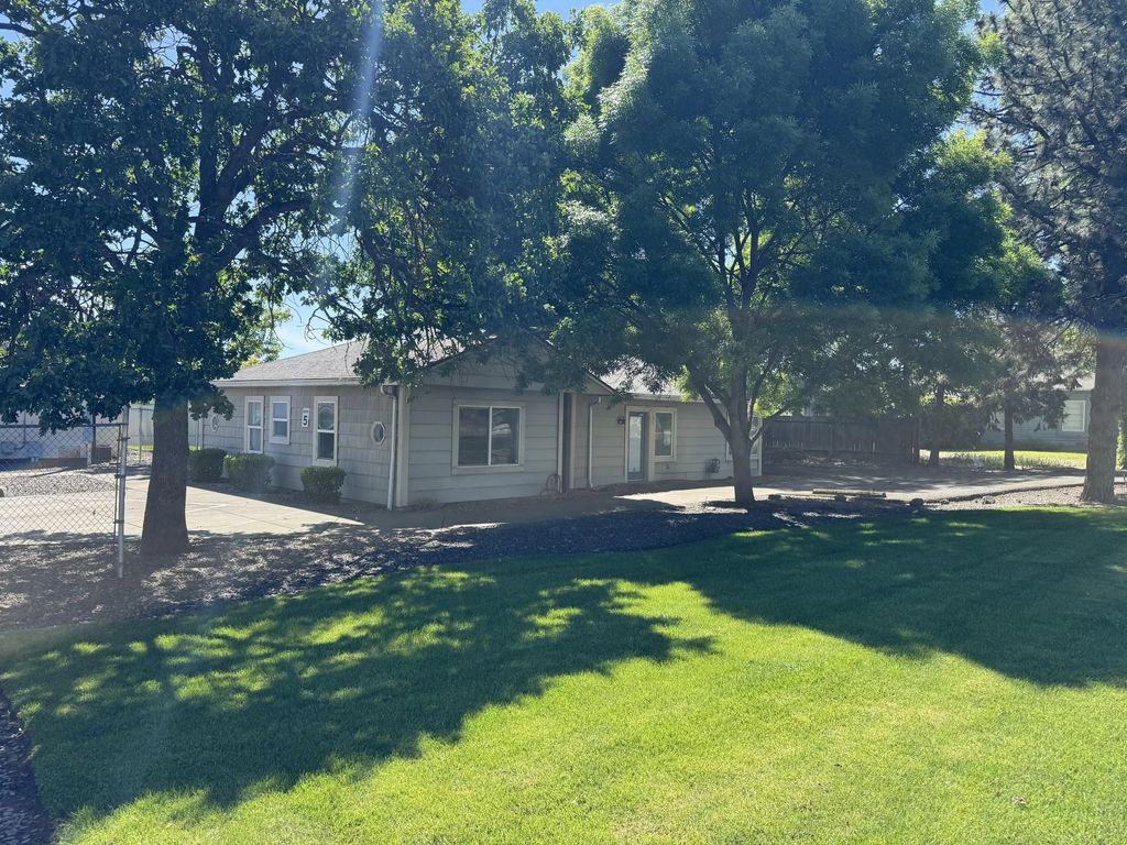 150 N Ross Lane, Medford