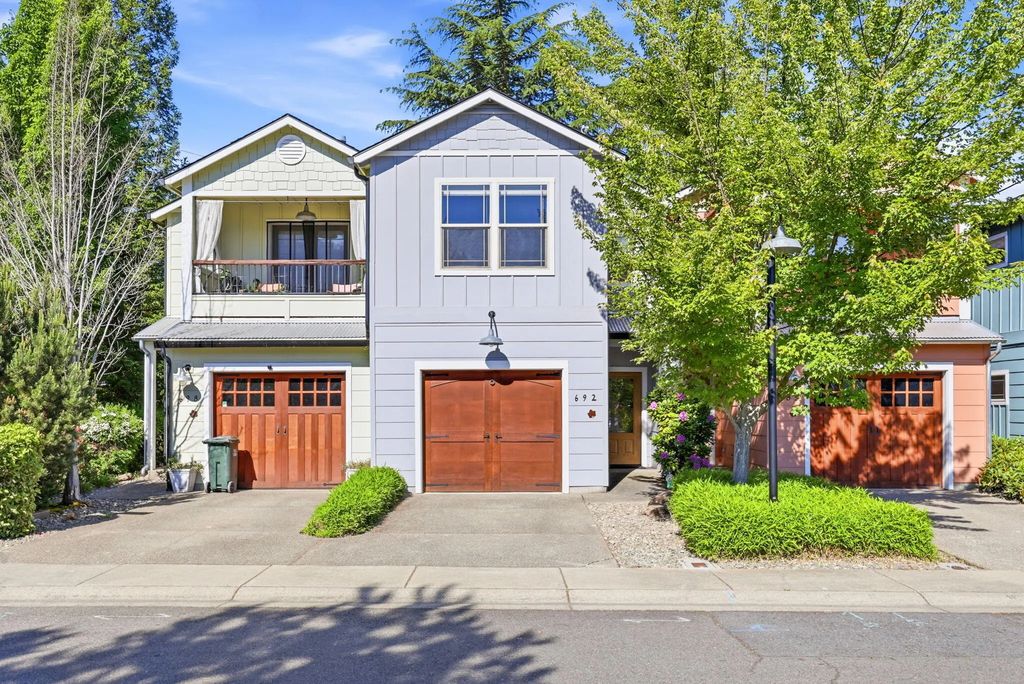692 Se Vine Maple Lane, Grants Pass